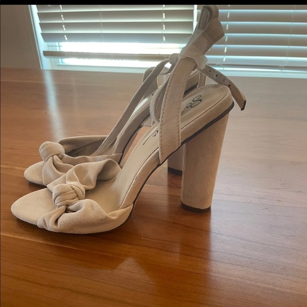 New SoMe heels from Lulus never worn -nude color 4inch